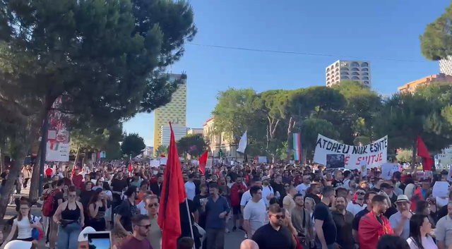 Dita e gjashtë e protestës, qytetarët mblidhen para Kryeministrisë