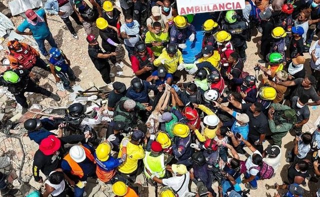 5 ditë pas tërmetit në Venezuelë, nxirren gjallë nga rrënojat dy 11-vjeçarë. Bilanci shkon në 1,450 viktima