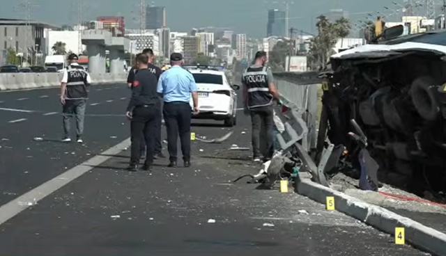 Aksidenti në autostradën Durrës-Tiranë, policia del me njoftim zyrtar: Një i vdekur dhe 12 të plagosur