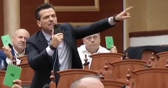 “Vazhdo tek lulishtja” – Peleshi përjashton Shehajn pasi i kërkoi Ramës dorëheqjen (kryeministri në Kuvend pasi duhej vota e tij)