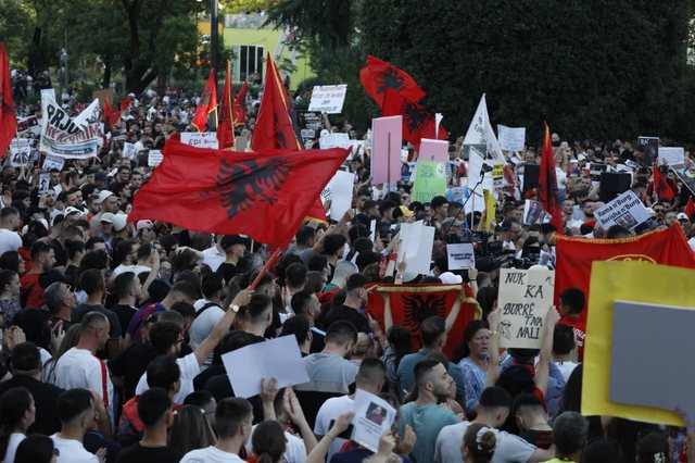 Protesta/ Imami xhamisë së Durrësit: Kush mashtron qytetarët nuk shkon në Xhenet!