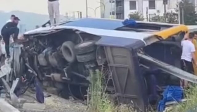 Aksidentohet furgoni me pasagjerë në autostradën Tiranë-Durrës, dy prej udhëtarëve humbin jetën. Plagosen 15 të tjerë