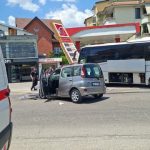 Aksidentohet autobusi me nxënës ekskursionistë në qendër të Elbasanit!