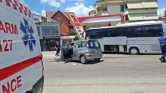 Aksidentohet autobusi me nxënës ekskursionistë në qendër të Elbasanit!