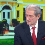 Gazetari: Berishës nuk i është hequr “non grata”, thjesht i kanë lejuar të shkojë në SHBA për vizita mjekësore