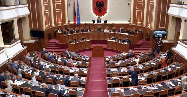 Berishës i hiqet “Non Grata”? Reagon Taulant Balla!