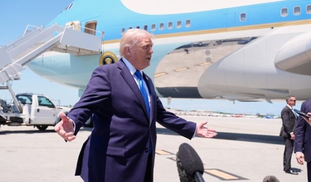 Donald Trump feston ndërsa Amerika kapitullon