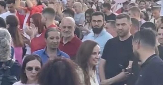 “Rama në burg, Berisha në burg…” – Por protestës i bashkohet edhe deputetja e PD-së