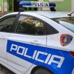Goditi me grushte e shkelma një person, arrestohet 31-vjeçari në Kolonjë!