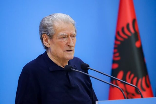 A ka lobuar për heqjen e non-gratës? Ja çfarë thotë Berisha