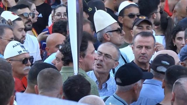 Stresi dhe babai i tij përplasen me qytetarët në protestë, tentojnë ta kthejnë protestën pro PD-së