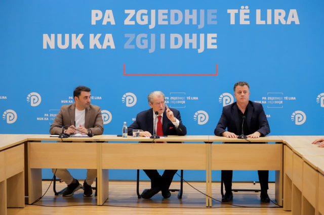 Berisha kërkon që demokratët të mbështesin “pa simbolet e PD” protestën (por nuk përmend që qytetarët kërkojnë edhe largimin e tij)