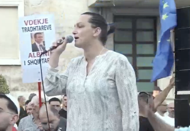 “Rama e Berisha na kanë marrë peng prej 35 vitesh” – Luçiana Koka, që u kthye në ikonën e protestave në Rrjoll: Iu kemi prishur gjumin