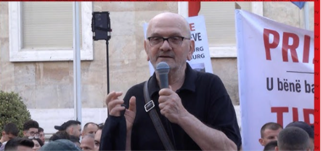 Aktori Mehdi Malkaj në protestë: Për dashurinë jap jetën, për atdheun jap dashurinë!