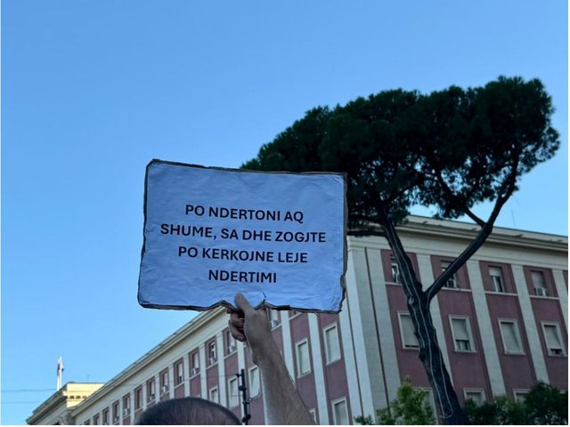 “Në fillim na thanë se jemi grekë, pastaj rusë, tani na nxorën iranianë” – Thirrja nga protesta: Të çlirojmë Shqipërinë nga Rama dhe Berisha