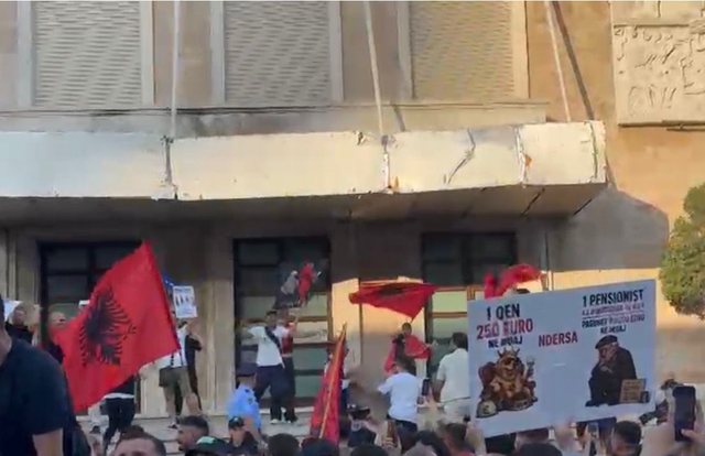 Ndodh për herë të parë – Policia tregohet e kujdesshme, nuk krijon gardh mbrojtës ndaj protestuesve