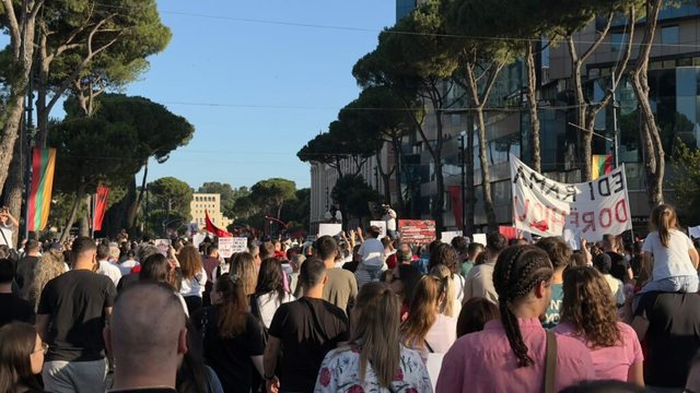 Nis protesta e 5-të radhazi, qytetarët protestojnë sërish te Kryeministria me thirrjen slogan: Rama n’burg, Berisha n’burg