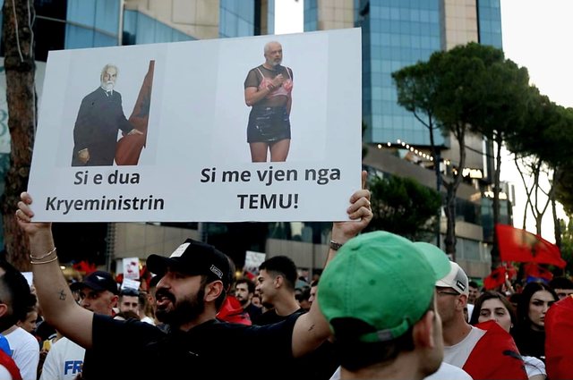 Mijëra protestues mblidhen para Kryeministrisë, në ditën e 15 të protestës