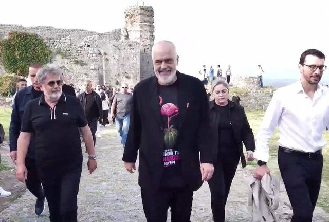 Rama “provokon” protestuesit nga Shkodra, me veshjen e tij
