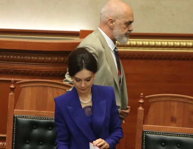 “Lugëndryshkurit e familjes sonë…”/ Spiropali ironizon Ramën: Algoritmet, konspiracionet haluçinante…