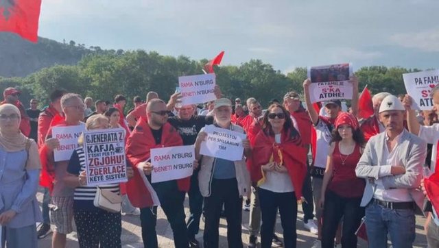 Rama pritet me protesta në Shkodër