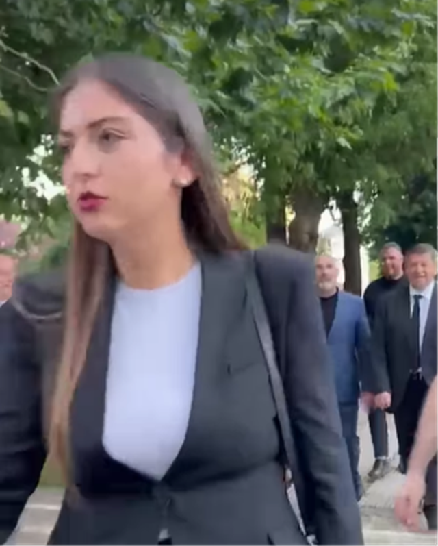 “Jam gati për një gjë, por s’ia them dot këtij çunit” – Përgjigjia e deputetes socialiste për protestuesin “ndez” rrjetin