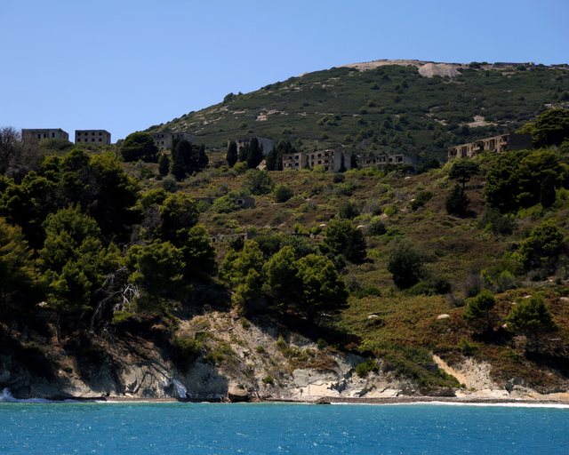 “Po ndërtojmë një destinacion të klasit botëror” – Kompania që do ndërtojë resort në ishullin e Sazanit, reagon pas protestave në Tiranë