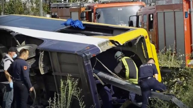 Shoferi pësoi arrest kardiak? Detaje nga aksidenti me një viktimë në autostradën Tiranë-Durrës, barriera çau tejpërtej autobusin