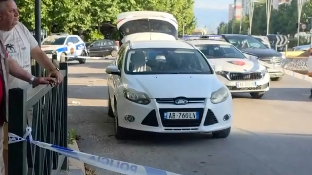 Plagosja me armë në Vlorë/ I riu po futej në makinë kur u qëllua nga një person me motor