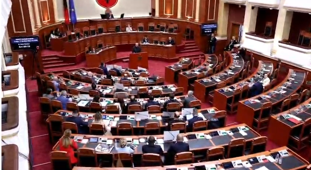 Deputetët e PD këndojnë në kor “Rama jep dorëheqjen”, Manja i ‘dirigjon’ (VIDEO)