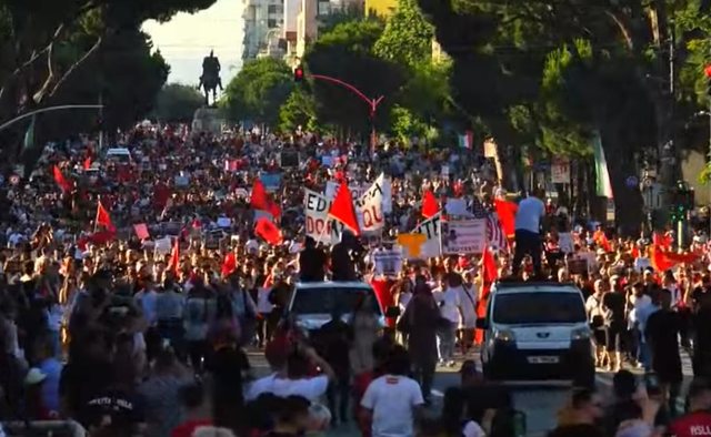 Dita e 8-të e protestës, qytetarët mblidhen para Kryeministrisë: Rama në burg, Berisha në burg