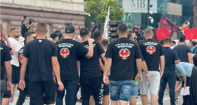 Tifozët kuqezi bojkotojnë miqësoren e Kombëtares, i bashkohen protestës para Kryeministrisë