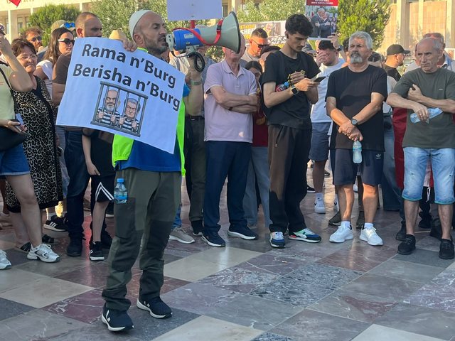 Dita e 10-të e protestës në Tiranë/ Protestuesit kërkojnë largimin e Ramës, akuza edhe PD-së: Opozita është e shitur, po përdorin njerëz për shantazhe