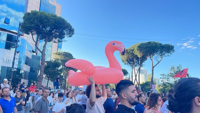 Nis marshimi drejt Kryeministrisë, protestuesit kërkojnë dorëheqjen e Ramës, akuza edhe për opozitën: Po na kërcënojnë