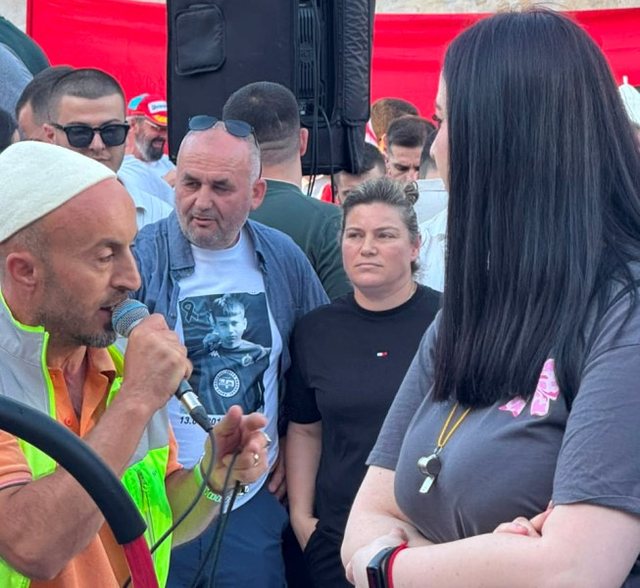 “E çova në shkollë dhe nuk m’u kthye”/ Nëna e Martin Canit mesazh në protestë: Jam me ju për fëmijën tim dhe fëmijët shqiptarë