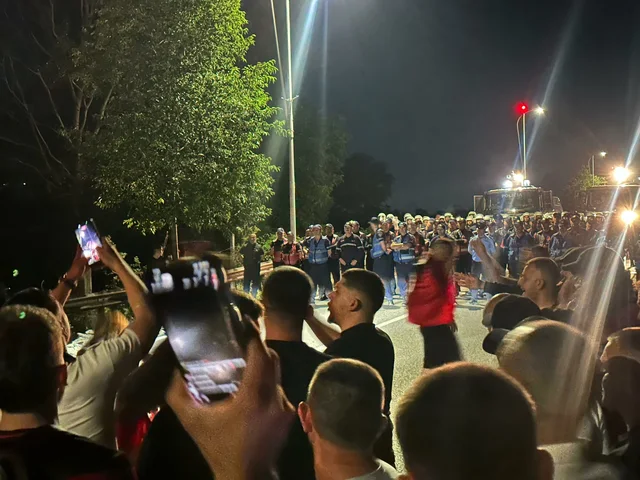 Protestuesit bllokojnë në mesnatë autostradën Tiranë- Durrës, u ndalën para aeroportit