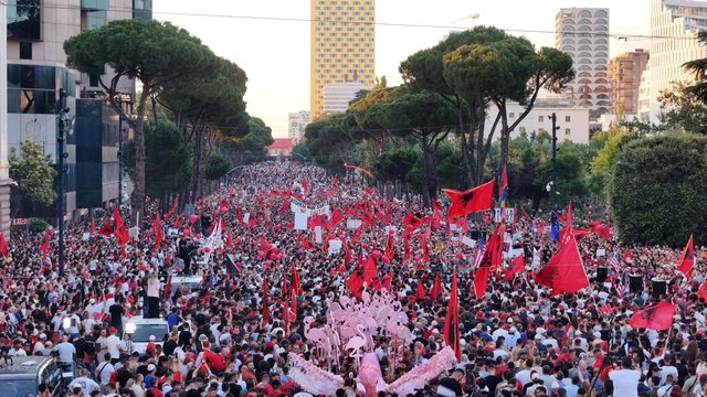 Protesta/ Deputeti socialist: Nëse keni alternativë më të mirë, bujrum tek kutia e votimit!