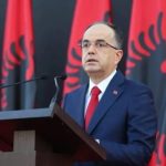Presidenti Begaj dhe Avokati i Popullit kërkojnë lirimin e 34-vjeçares që u arrestua në Rinas dhe mbahet në burg bashkë me foshnjen e saj