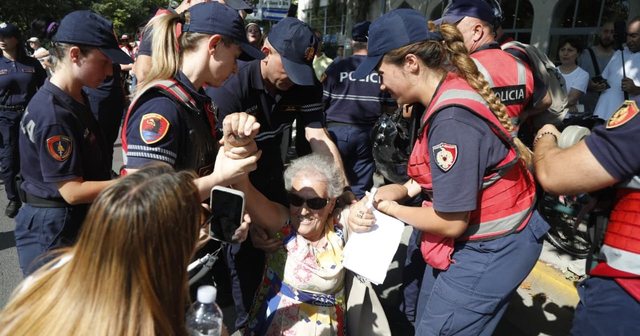 Protesta para Parlamentit, shkon në 11 numri i të shoqëruarve!