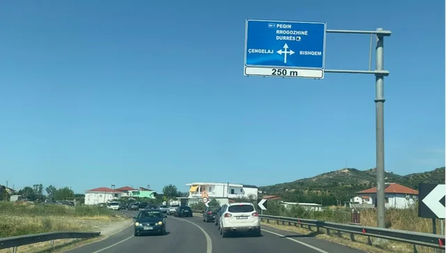 Aksident në aksin Peqin-Rrogozhinë! Drejtuesi i mjeti përfundon në spital