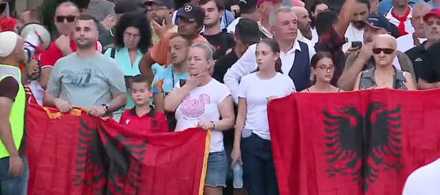 “Rama, jep dorëheqjen”/ Qytetarët nisin marshimin drejt Kryeministrisë: “Shqipëria kërkon revolucion”