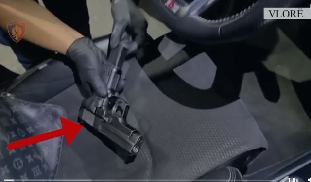 Lëvizte me armë dhe radio policie në makinë/ Arrestohet i riu në Vlorë!