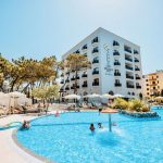 Debati për zhurmën degjeneron në grushte/ Stafi i “Diamma Resort” dhunon 5 turistë turq, arrestohen menaxheri dhe një punonjës