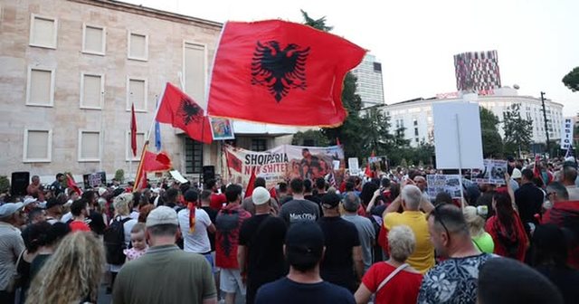 Dhunohet tek dhomat e sigurisë i arrestuari protestës, Niko Çarkaj
