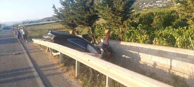 Aksident i rëndë në Cërrik, humbin jetën dy persona. Një prej makinave të aksidentuara “fluturoi” jashtë rruge