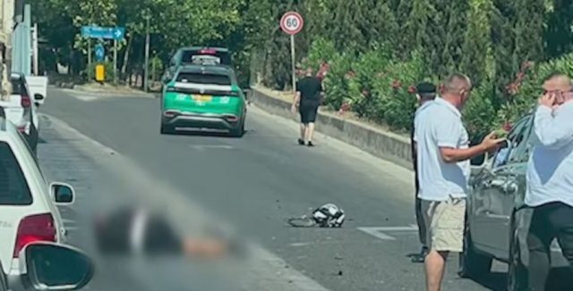 Aksident te Liqeni i Thatë në Tiranë, i riu me motor përplaset nga një automjet!
