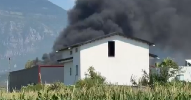 Zjarr në një varrezë makinash në Kamëz, tymi mbulon zonën