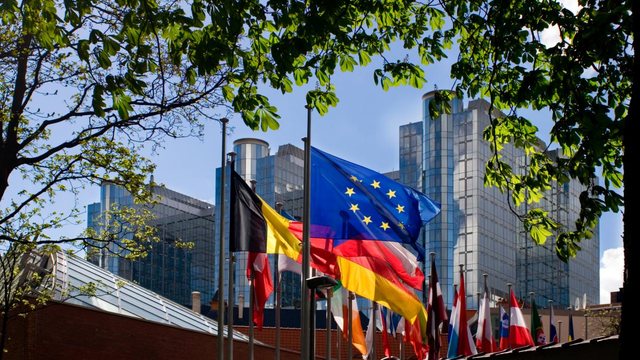 Beteja nuk zhvillohet më vetëm në tavolinën politike: BE-ja përgatit “mburojën demokratike” për Ballkanin