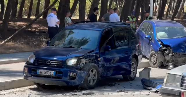 Aksident i rëndë në Vlorë, dy vajza mbeten të plagosura pasi makina e tyre u përplas me një kamion