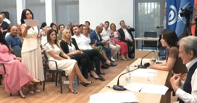 “Një minutë, më lër të flas” – Debate në mbledhjen e Këshillit Kombëtar të PD-së, ish-kandidatja akuzon Berishën